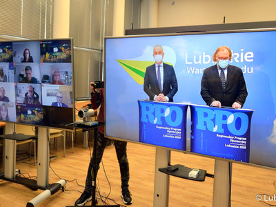 Telewizory z uczestnikami konferencji. 