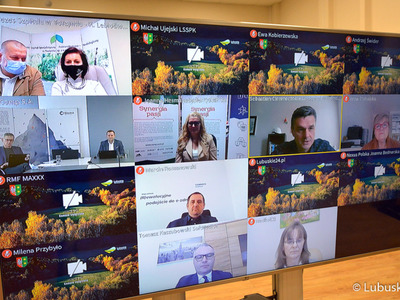 Telewizory z uczestnikami konferencji. 