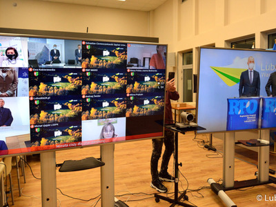 Telewizory z uczestnikami konferencji. 