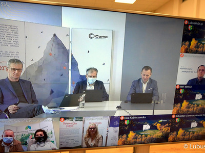 Telewizory z uczestnikami konferencji. 