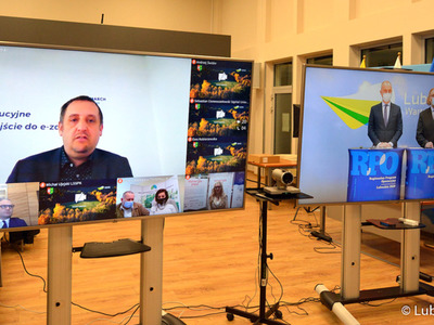 Telewizory z uczestnikami konferencji. 