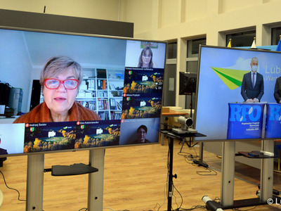 Telewizory z uczestnikami konferencji. 