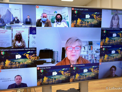 Telewizory z uczestnikami konferencji. 