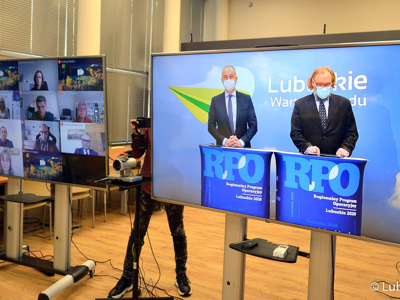 Telewizory z uczestnikami konferencji.
