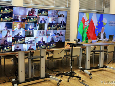 Sesja Sejmiku Województwa Lubuskiego - 15 marca 2021 r. Radni oraz członkowie zarządu na monitorach.