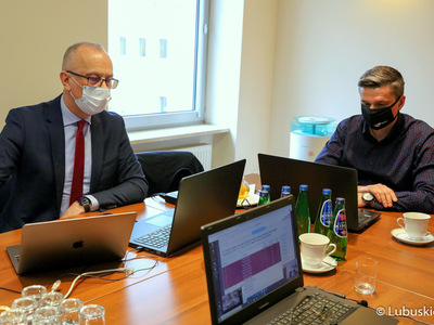 Sesja Sejmiku Województwa Lubuskiego - 15 marca 2021 r. Na zdjęciu członek zarządu, Marcin Jabłoński oraz radny Sebastian Ciemnoczołowski.
