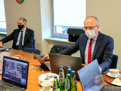 Sesja Sejmiku Województwa Lubuskiego - 15 marca 2021 r. Na zdjęciu członek zarządu, Marcin Jabłoński oraz radny Jerzy Wierchowicz.