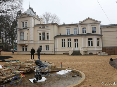 Trwa rozbudowa Regionalnego Centrum Animacji Kultury w Zielonej Górze. W środę (17 marca 2021 r.) inwestycję wizytował wicemarszałek Łukasz Porycki.
