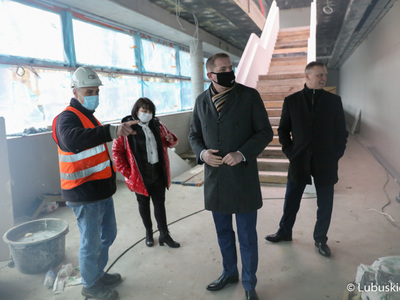 Trwa rozbudowa Regionalnego Centrum Animacji Kultury w Zielonej Górze. W środę (17 marca 2021 r.) inwestycję wizytował wicemarszałek Łukasz Porycki.