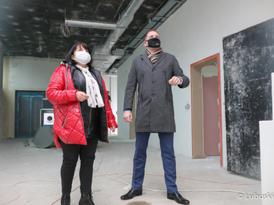Trwa rozbudowa Regionalnego Centrum Animacji Kultury w Zielonej Górze. W środę (17 marca 2021 r.) inwestycję wizytował wicemarszałek Łukasz Porycki.