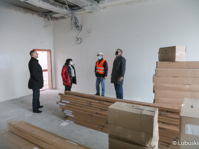 Trwa rozbudowa Regionalnego Centrum Animacji Kultury w Zielonej Górze. W środę (17 marca 2021 r.) inwestycję wizytował wicemarszałek Łukasz Porycki.