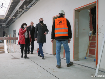 Trwa rozbudowa Regionalnego Centrum Animacji Kultury w Zielonej Górze. W środę (17 marca 2021 r.) inwestycję wizytował wicemarszałek Łukasz Porycki.