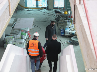 Trwa rozbudowa Regionalnego Centrum Animacji Kultury w Zielonej Górze. W środę (17 marca 2021 r.) inwestycję wizytował wicemarszałek Łukasz Porycki.