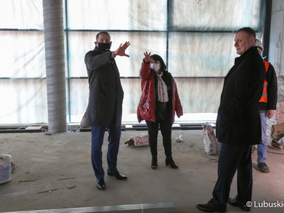 Trwa rozbudowa Regionalnego Centrum Animacji Kultury w Zielonej Górze. W środę (17 marca 2021 r.) inwestycję wizytował wicemarszałek Łukasz Porycki.