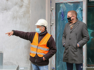 Trwa rozbudowa Regionalnego Centrum Animacji Kultury w Zielonej Górze. W środę (17 marca 2021 r.) inwestycję wizytował wicemarszałek Łukasz Porycki.