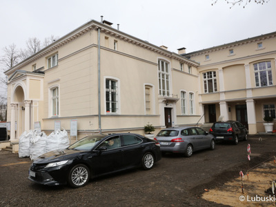 Trwa rozbudowa Regionalnego Centrum Animacji Kultury w Zielonej Górze. W środę (17 marca 2021 r.) inwestycję wizytował wicemarszałek Łukasz Porycki.