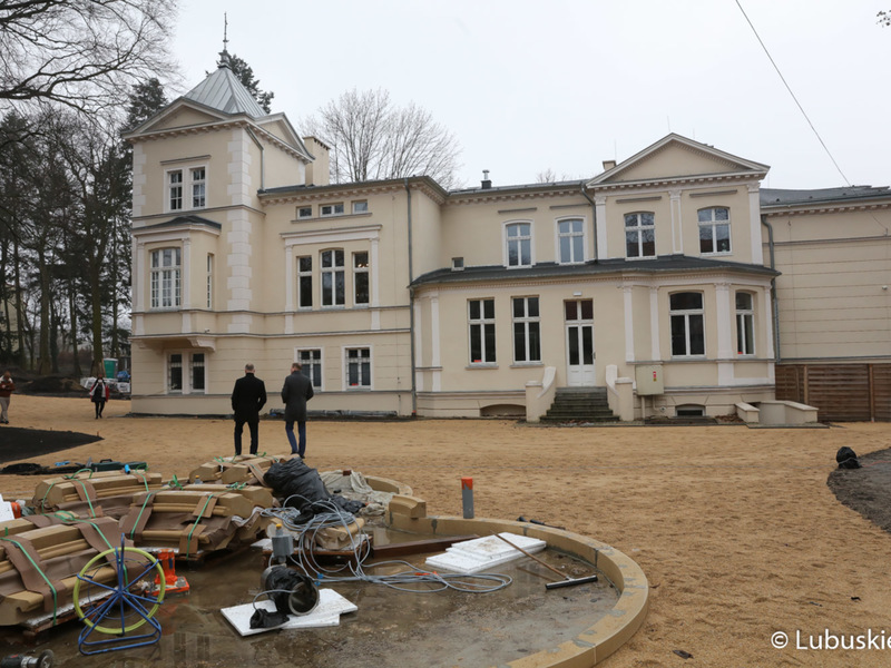Trwa rozbudowa Regionalnego Centrum Animacji Kultury w Zielonej Górze. W środę (17 marca 2021 r.) inwestycję wizytował wicemarszałek Łukasz Porycki.