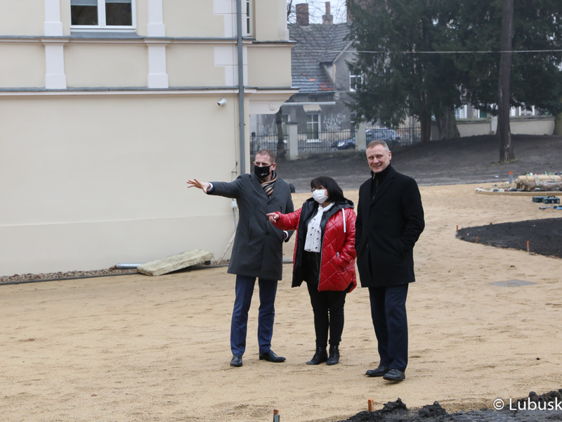 Trwa rozbudowa Regionalnego Centrum Animacji Kultury w Zielonej Górze. W środę (17 marca 2021 r.) inwestycję wizytował wicemarszałek Łukasz Porycki.
