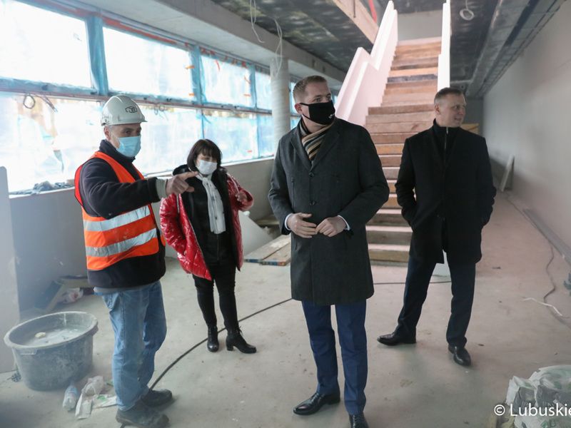 Trwa rozbudowa Regionalnego Centrum Animacji Kultury w Zielonej Górze. W środę (17 marca 2021 r.) inwestycję wizytował wicemarszałek Łukasz Porycki.