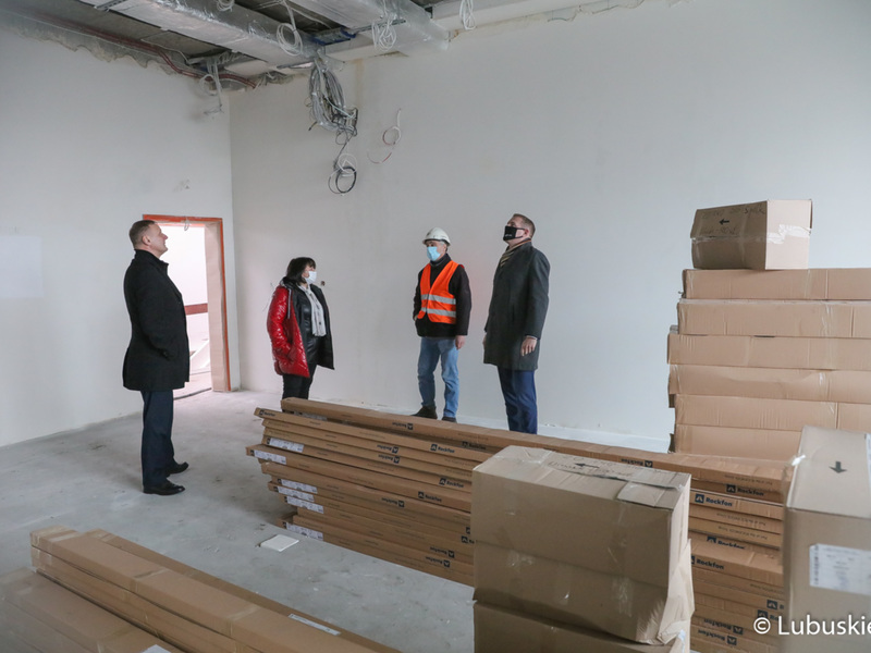 Trwa rozbudowa Regionalnego Centrum Animacji Kultury w Zielonej Górze. W środę (17 marca 2021 r.) inwestycję wizytował wicemarszałek Łukasz Porycki.
