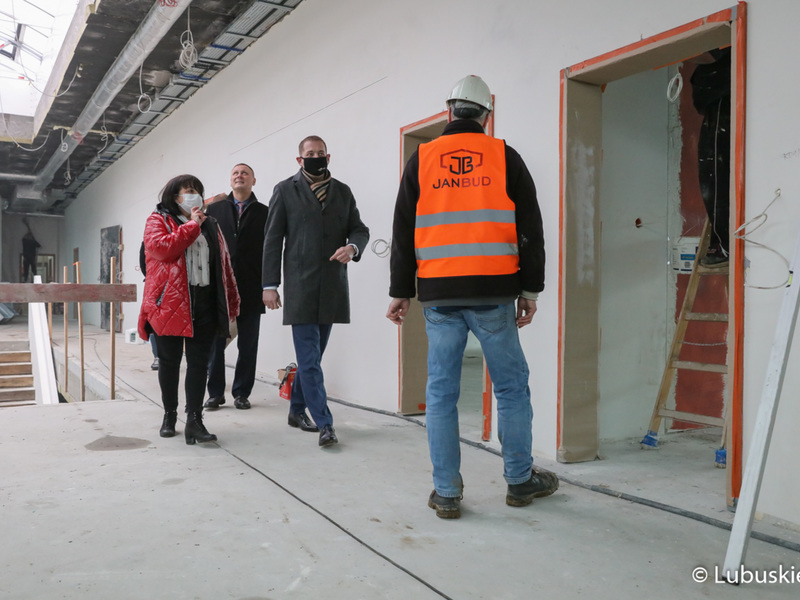 Trwa rozbudowa Regionalnego Centrum Animacji Kultury w Zielonej Górze. W środę (17 marca 2021 r.) inwestycję wizytował wicemarszałek Łukasz Porycki.