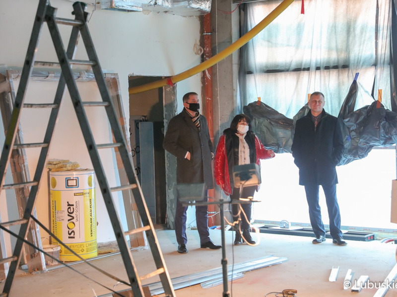 Trwa rozbudowa Regionalnego Centrum Animacji Kultury w Zielonej Górze. W środę (17 marca 2021 r.) inwestycję wizytował wicemarszałek Łukasz Porycki.