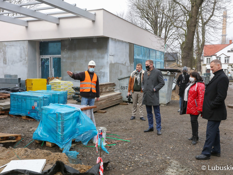 Trwa rozbudowa Regionalnego Centrum Animacji Kultury w Zielonej Górze. W środę (17 marca 2021 r.) inwestycję wizytował wicemarszałek Łukasz Porycki.