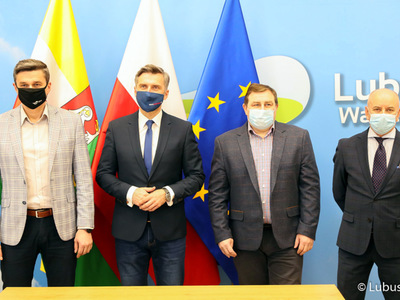 Konferencja prasowa dot. budowy ścieżki rowerowej Zielona Góra - Marzęcin - NIedoradz - Otyń oraz zakupu działki w Nowym Kisielinie. Na zdjęciu od lewej: radny Sebastian Cimnoczołowski, poseł Waldemar Sługocki, radny Grzegorz potęga oraz dyr Departamentu Programów Regionalnych Marek Kamiński