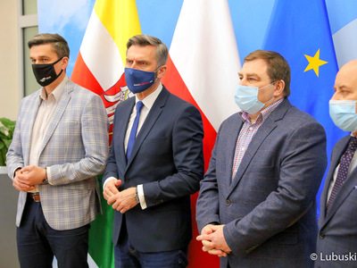 Konferencja prasowa dot. budowy ścieżki rowerowej Zielona Góra - Marzęcin - NIedoradz - Otyń oraz zakupu działki w Nowym Kisielinie. Na zdjęciu od lewej: radny Sebastian Cimnoczołowski, poseł Waldemar Sługocki, radny Grzegorz potęga oraz dyr Departamentu Programów Regionalnych Marek Kamiński
