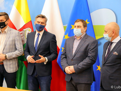 Konferencja prasowa dot. budowy ścieżki rowerowej Zielona Góra - Marzęcin - NIedoradz - Otyń oraz zakupu działki w Nowym Kisielinie. Na zdjęciu od lewej: radny Sebastian Cimnoczołowski, poseł Waldemar Sługocki, radny Grzegorz potęga oraz dyr Departamentu Programów Regionalnych Marek Kamiński