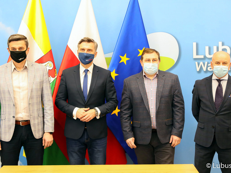 Konferencja prasowa dot. budowy ścieżki rowerowej Zielona Góra - Marzęcin - NIedoradz - Otyń oraz zakupu działki w Nowym Kisielinie. Na zdjęciu od lewej: radny Sebastian Cimnoczołowski, poseł Waldemar Sługocki, radny Grzegorz potęga oraz dyr Departamentu Programów Regionalnych Marek Kamiński