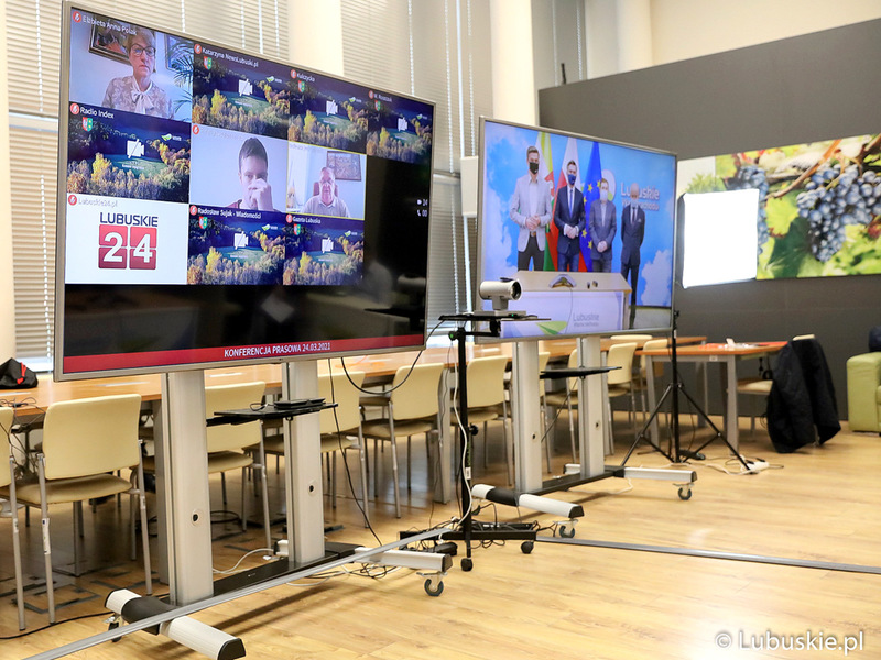 Konferencja prasowa dot. budowy ścieżki rowerowej Zielona Góra - Marzęcin - NIedoradz - Otyń oraz zakupu działki w Nowym Kisielinie. Na zdjęciu monitory z uczestnikami wideokonferencji.