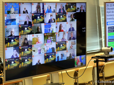 Sesja Sejmiku Województwa Lubuskiego. Na zdjęciu monitor z uczestnikami sesji.