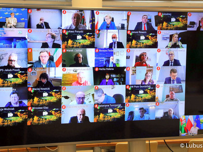 Sesja Sejmiku Województwa Lubuskiego. Na zdjęciu monitor z uczestnikami sesji.