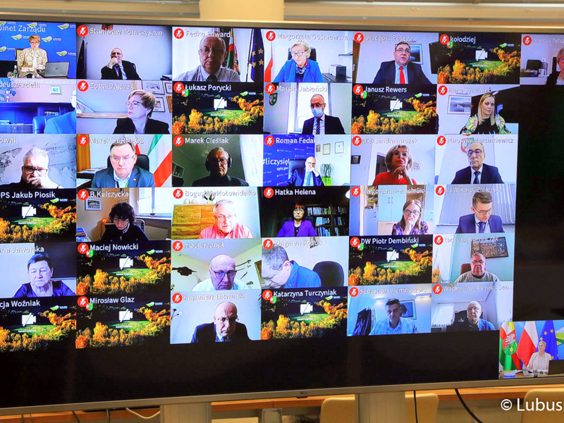 Sesja Sejmiku Województwa Lubuskiego. Na zdjęciu monitor z uczestnikami sesji.