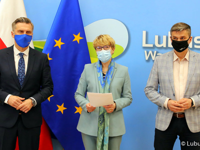 Konferencja prasowa nt. rozliczenia szpitali z NFZ oraz stanu epidemicznego w lubuskich lecznicach. Na zdjęciu od lewej: poseł Waldemar Sługocki, marszałek Elżbieta Anna Polak oraz radny Sebastian Ciemnoczołowski