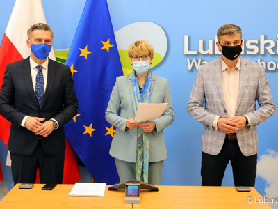 Konferencja prasowa nt. rozliczenia szpitali z NFZ oraz stanu epidemicznego w lubuskich lecznicach. Na zdjęciu od lewej: poseł Waldemar Sługocki, marszałek Elżbieta Anna Polak oraz radny Sebastian Ciemnoczołowski