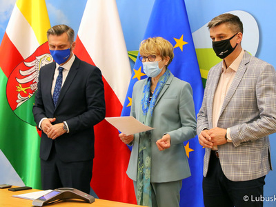 Konferencja prasowa nt. rozliczenia szpitali z NFZ oraz stanu epidemicznego w lubuskich lecznicach. Na zdjęciu od lewej: poseł Waldemar Sługocki, marszałek Elżbieta Anna Polak oraz radny Sebastian Ciemnoczołowski