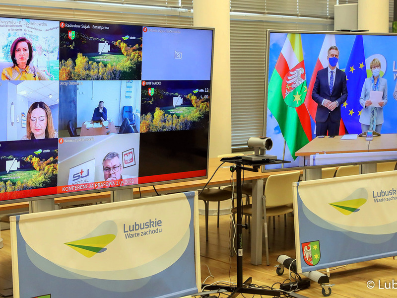 Konferencja prasowa nt. rozliczenia szpitali z NFZ oraz stanu epidemicznego w lubuskich lecznicach. Na zdjęciu monitory z uczestnikami konferencji.