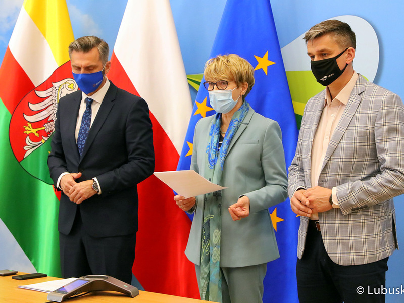 Konferencja prasowa nt. rozliczenia szpitali z NFZ oraz stanu epidemicznego w lubuskich lecznicach. Na zdjęciu od lewej: poseł Waldemar Sługocki, marszałek Elżbieta Anna Polak oraz radny Sebastian Ciemnoczołowski