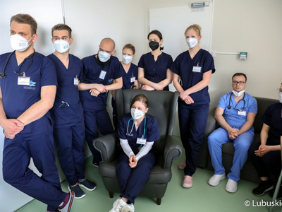 Studenci IV roku medycyny na Uniwersytecie ZIelonogórskim, którzy odbywają zajęcia praktyczne w szpitalu w Gorzowie, podczas 
spotkania z marszałek Elżbietą Anną Polak. 