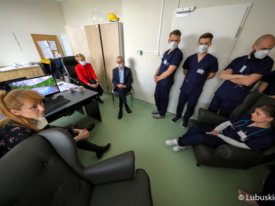 Marszałek Elżbieta Anna Polak podczas spotkania się ze studentami IV roku medycyny na Uniwersytecie ZIelonogórskim, którzy odbywają zajęcia praktyczne w szpitalu w Gorzowie. W spotkaniu udział wzięli także dr hab. Katarzyna Brzeźniakiewicz-Janus oraz wiceprzewodniczący sejmiku Mirosław Marcinkiewicz.