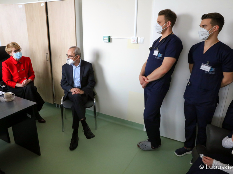 Marszałek Elżbieta Anna Polak podczas spotkania się ze studentami IV roku medycyny na Uniwersytecie ZIelonogórskim, którzy odbywają zajęcia praktyczne w szpitalu w Gorzowie. W spotkaniu udział wzięli także dr hab. Katarzyna Brzeźniakiewicz-Janus oraz wiceprzewodniczący sejmiku Mirosław Marcinkiewicz.
