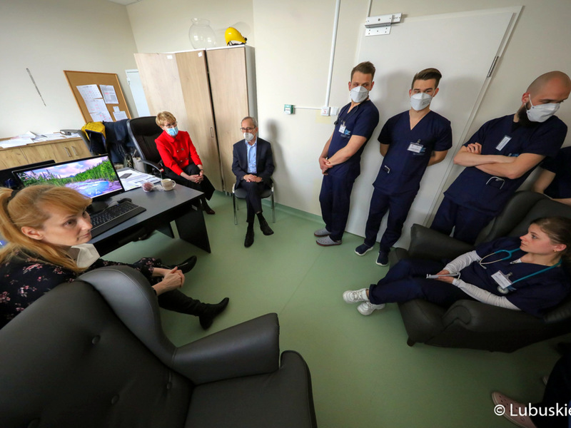 Marszałek Elżbieta Anna Polak podczas spotkania się ze studentami IV roku medycyny na Uniwersytecie ZIelonogórskim, którzy odbywają zajęcia praktyczne w szpitalu w Gorzowie. W spotkaniu udział wzięli także dr hab. Katarzyna Brzeźniakiewicz-Janus oraz wiceprzewodniczący sejmiku Mirosław Marcinkiewicz.