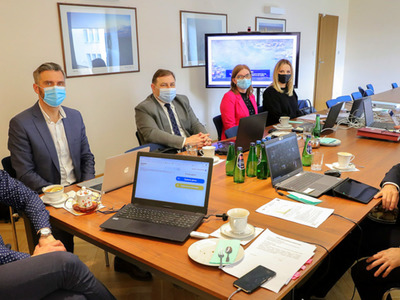 XXXI Zwyczajna Sesja Sejmiku Województwa Lubuskiego w trybie online. Na zdjęciu poseł Waldemar Sługocki, członek zarządu Marcin Jabłoński oraz radni Sebastian Ciemnoczołowski, Grzegorz Potęga, Anna Synowiec i Mirosław Marcinkiewicz.