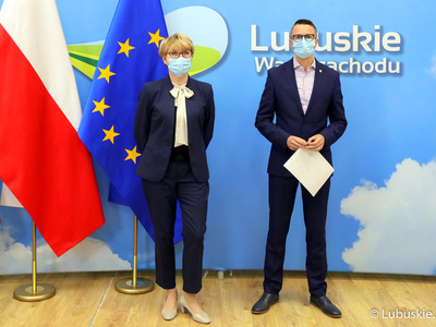 Marszałek Województwa Lubuskiego, Elżbieta Anna Polak oraz burmistrz Kożuchowa, Paweł Jagasek podczas konferencji prasowej dotyczącej Krajowego Planu Odbudowy 