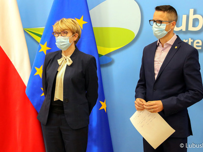 Marszałek Województwa Lubuskiego, Elżbieta Anna Polak oraz burmistrz Kożuchowa, Paweł Jagasek podczas konferencji prasowej dotyczącej Krajowego Planu Odbudowy 