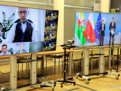 Monitory z uczestnikami konferencji prasowej dotyczącej Krajowego Planu Odbudowy