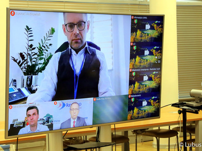 Monitor z uczestnikami konferencji prasowej dotyczącej Krajowego Planu Odbudowy