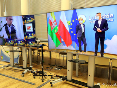 Monitory z uczestnikami konferencji prasowej dotyczącej Krajowego Planu Odbudowy